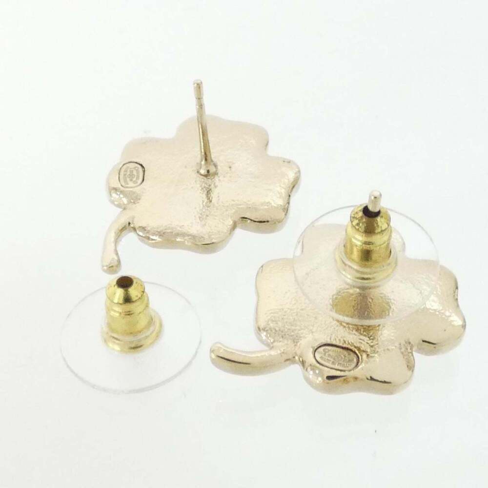 CHANEL Authentic White Earrings - Picture 3 of 3